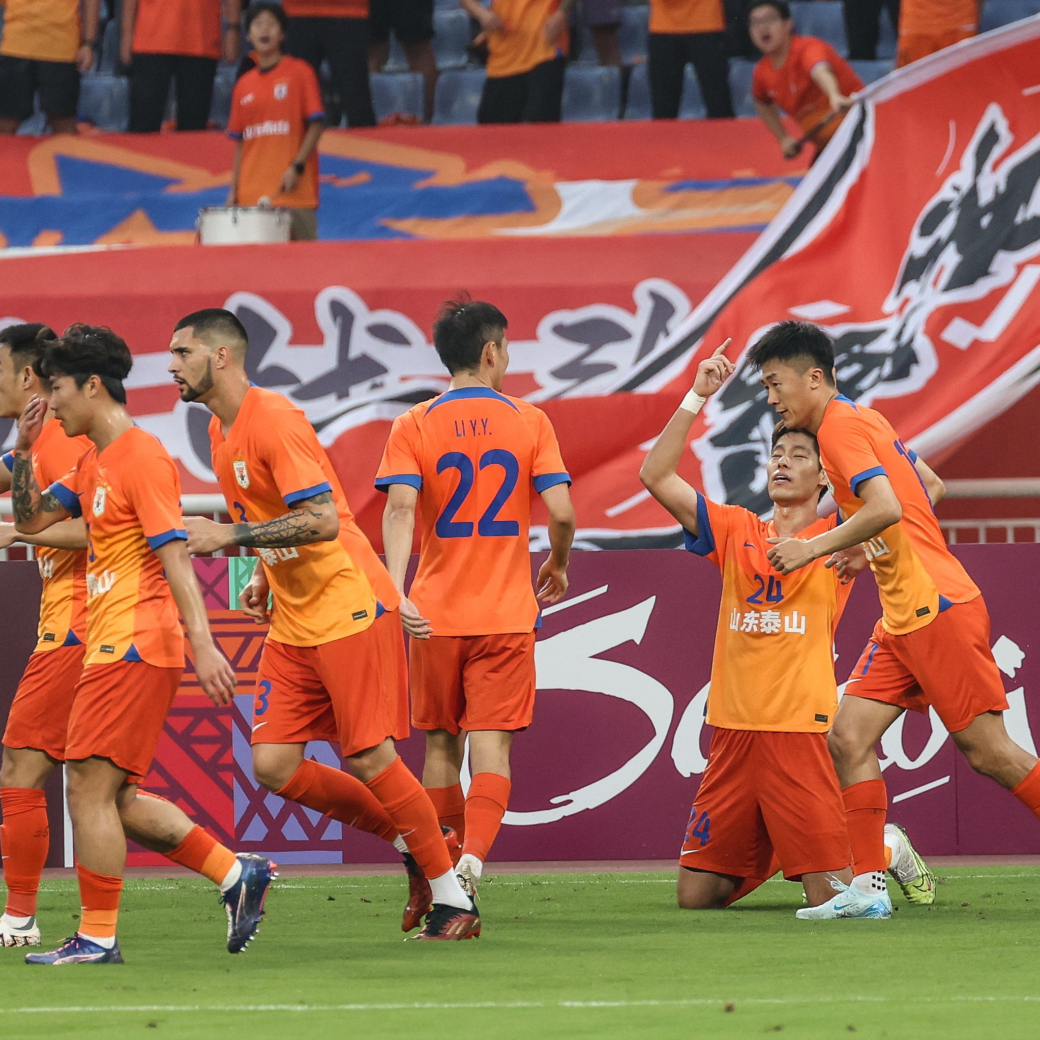 9体育NBA季后赛赛程吃紧；山东泰山集结日防线松动；媒体盛赞；团队化学反应显著的简单介绍